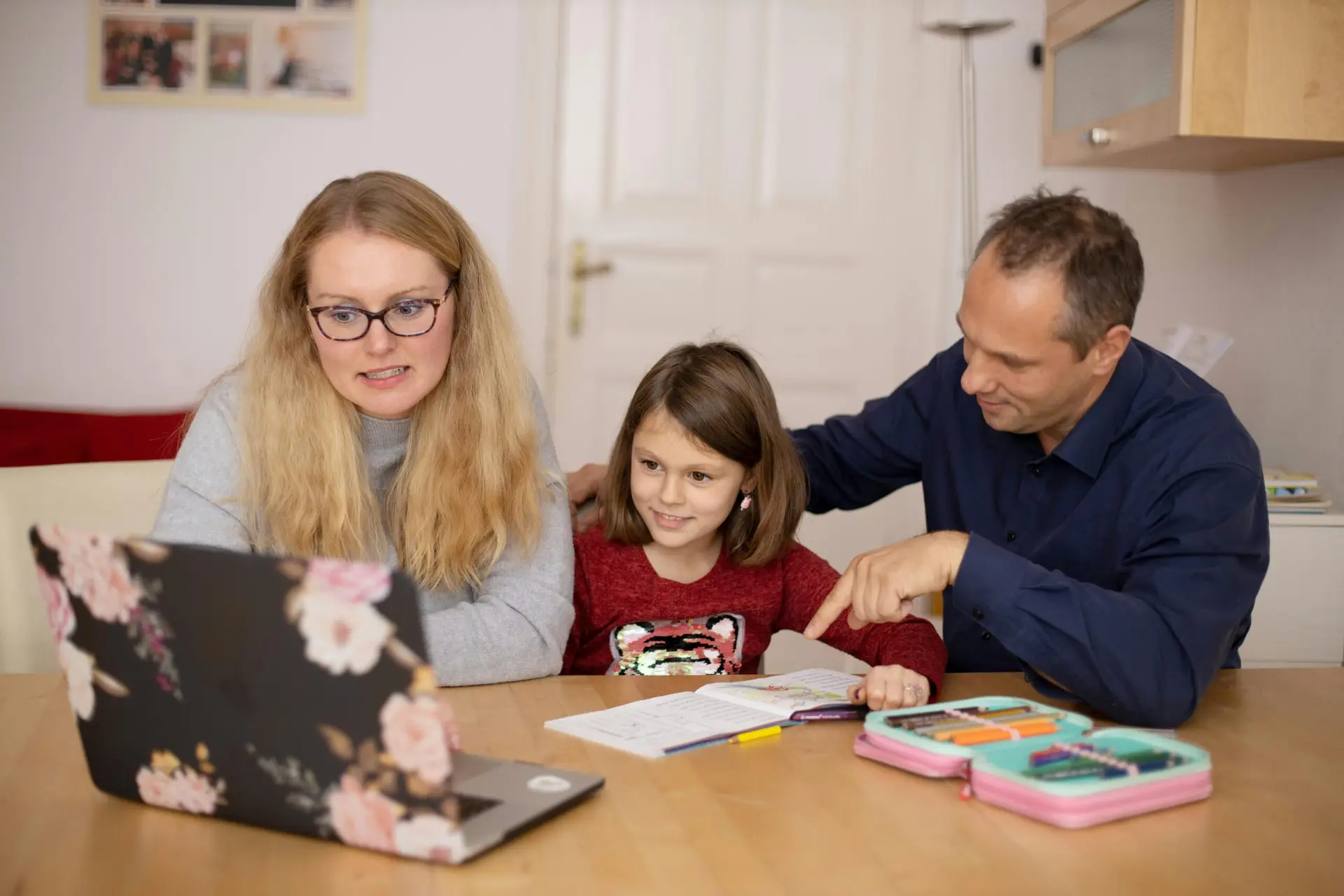 A set of parents searching online with thier kid.